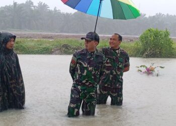 DANDIM 0208/ASAHAN TINJAU RUMAH ANGGOTA TERDAMPAK BANJIR DI ASRAMA MILITER GUNUNG SIBAYAK
