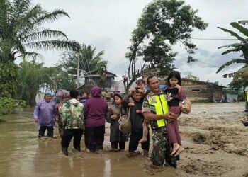 Respon Cepat, Kodam Iskandar Muda Bantu Evakuasi Korban Banjir