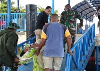 Aksi Cepat Prajurit Kodim 1505/Tidore Evakuasi Warga Sakit dari Speed Boat