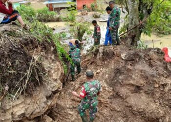 Koramil 22/Tarutung Terus bergotong Royong Dengan Warga Desa Sitimoul Surutkan Banjir