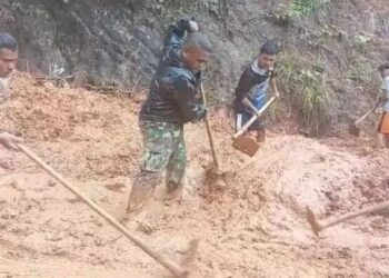 Akses Jalan Desa Tertimbun Longsor, Babinsa Koramil 08/Parmonangan Ajak Warga Gotong Royong.