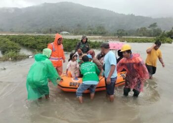 Babinsa Koramil 22/Tarutung Evakuasi Korban Banjir Di Desa Pancur Napitu