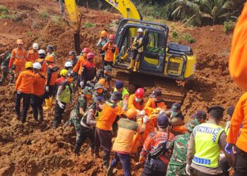 Prajurit Kodam IV/Diponegoro Tanpa Kenal Lelah Berjuang Menyelamatkan Jiwa di Tengah Bencana