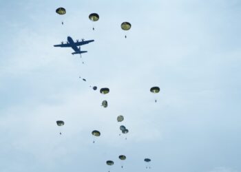 Bersama Tuhan Menyerbu Dari Langit: Ratusan Prajurit TNI Terjun di Morowali