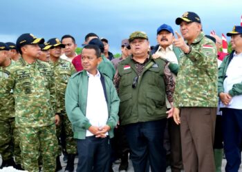 SINERGI TNI: PANGKORMAR DAMPINGI MENHAN RI DAN PANGLIMA TNI TINJAU LATIHAN TERINTEGRASI 2025 DI BABEL