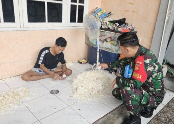Babinsa Tipes Dukung & Dorong Pelaku UMKM Pembuat Shuttlecock