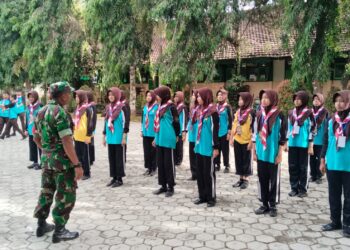 TNI Tempa Disiplin Pelajar SMPN 1 Suruh