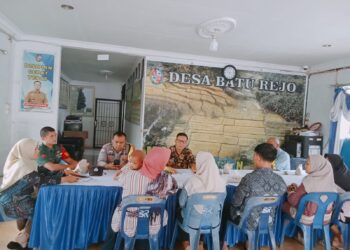 Babinsa dan Bhabinkamtibmas Mediasi Permasalahan Limbah Ternak Babi di Desa Batu Rejo