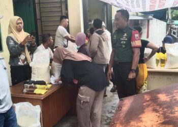 BABINSA KORAMIL 0201-03/MD MELAKSANAKAN PENDAMPINGAN PENYALURAN BANTUAN PANGAN DARI PEMERINTAH 2025