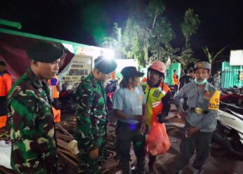 Prajurit Divif 2 Kostrad Terobos Zona Merah Erupsi Semeru