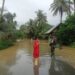Babinsa Koramil 05/Lubuk Alung Pantau Banjir yang Merendam Rumah Warga di Korong Surantih