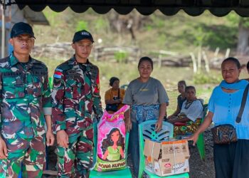 Satgas Pamtas Yonarhanud 2 Kostrad Gelar Pembagian Sembako dan Bubur Kacang Hijau untuk Warga Perbatasan