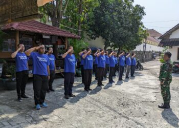 Tingkatkan Kedisiplinan Dan Kesiapan, Babinsa Berikan Pelatihan Baris Berbaris Kepada Satlinmas*