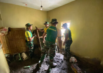 Prajurit Yonzipur 10 Kosrtad Bersihan Rumah Warga Yang Terkena Dampak Erupsi Gunung Semeru