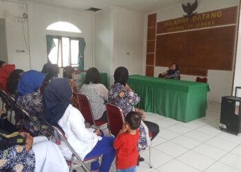 Tingkatkan Rasa Kebersamaan, Ketua Persit Ranting 5 Koramil 04/Jebres Berikan Arahan Dalam Pertemuan Rutin