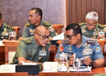 PANGKORMAR DAMPINGI WAKASAL RAPAT KERJA DENGAN KOMISI I DPR RI