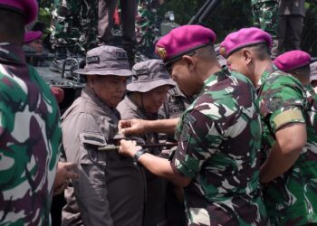 Komandan Brigif 2 Marinir Ikuti Penyematan Brivet Kavaleri Marinir Kepada Kajati Jawa Timur