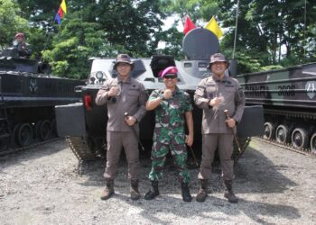 Komandan Resimen Kavaleri 2 Marinir Saksikan Penyematan Brevet Kehormatan Kavaleri Kajati Jatim