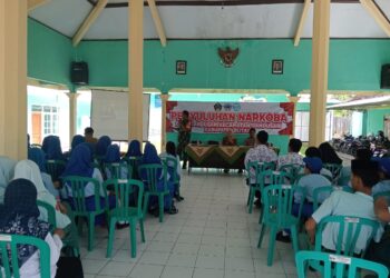 Babinsa Desa Gandusari Hadiri Penyuluhan Bahaya Narkoba Untuk Pelajar Di Balai Desa Gandusari
