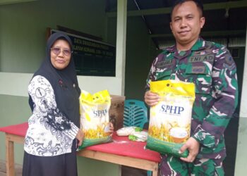 TNI DAN BULOG BERSINERGI GELAR PASAR MURAH DI KECAMATAN MUKOK KABUPATEN SANGGAU