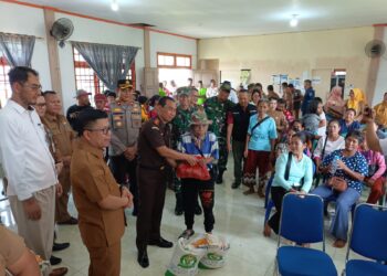 Dandim 1208/Sambas Dampingi Bupati Hadiri Penyaluran Bantuan Pangan di Wilayah Perbatasan
