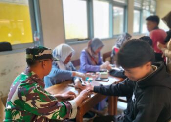 Babinsa Dampingi Skrining Kesehatan Siswa SMK I Selo, Wujud Sinergi TNI dan Tenaga Medis Jaga Generasi Sehat