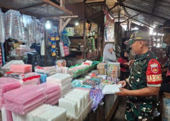 Babinsa Danukusuman Cek Harga & Situasi Pasar Tradisional Harjodaksino