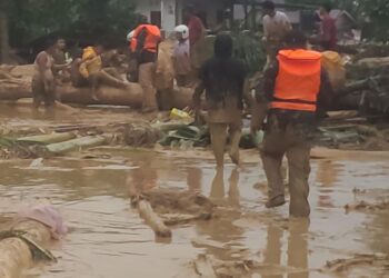 Koramil 01/BT Bantu Evakuasi Warga Terdampak Banjir di Batangtoru, Tapanuli Selatan