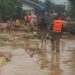 Koramil 01/BT Bantu Evakuasi Warga Terdampak Banjir di Batangtoru, Tapanuli Selatan