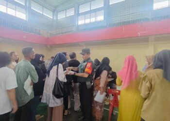 Babinsa Koramil 0201-02/MT Monitor Penyaluran BLTS Kesra di Gedung Gelanggang Remaja