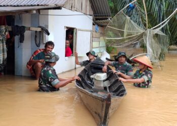 Prajurit Kodim 0212/Tapsel Bantu Evakuasi Korban Banjir Dan Tanah Longsor Diwilayah Tabagsel