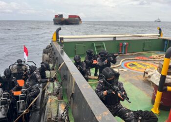 TEGAKKAN HUKUM DI LAUT, DUA KAPAL PENGANGKUT NIKEL DIAMANKAN TNI AL