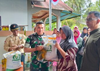 Babinsa Monitoring Penyaluran Bantuan Pangan Beras dan Minyak di Wilayah Binaan