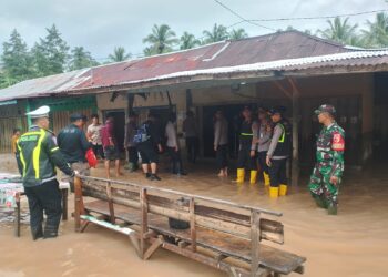 Babinsa 07/Pauh Kambar Monitoring Kunjungan Kerja Wakapolda Sumbar Pasca Banjir di Kecamatan Ulakan Tapakis