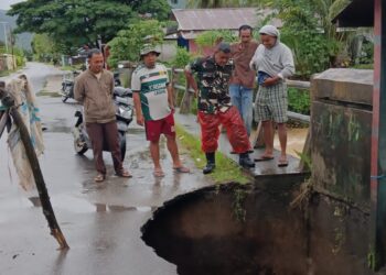 Babinsa Pantau Kondisi Jembatan Ambruk di Jalan Merdeka Duku Kasang, Korong Bintungan