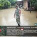 Babinsa Koramil 0201-16/TM Monitor Kondisi Banjir di Desa Lengau Seprang Akibat Meluapnya Sungai