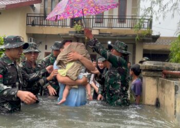 Prajurit Yonkav 6/NK Bantu Warga Terjebak Banjir di Asam Kumbang