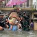 Prajurit Yonkav 6/NK Bantu Warga Terjebak Banjir di Asam Kumbang