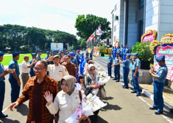 PENUH HARU, WARNAI ACARA TRADISI PELEPASAN PRAJURIT DAN PNS SESKOAL YANG PURNA BAKTI