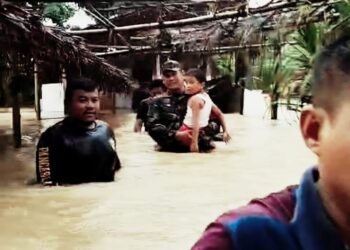 Babinsa Koramil 0201-16/TM Evakuasi Warga Terdampak Banjir di Desa Lengau Seprang