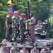 Brevet Tank Amphibi Marinir Untuk Kajati Jatim