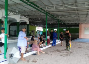 Babinsa Koramil 0201-16/TM Laksanakan Evakuasi Warga Terdampak Banjir di Desa Punden Rejo