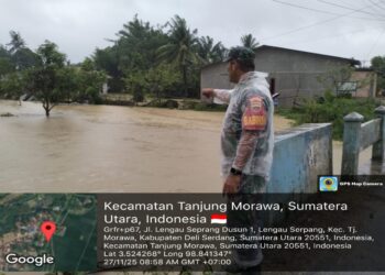 Babinsa Koramil 0201-16/TM Monitor Kondisi Banjir di Desa Lengau Seprang Akibat Meluapnya Sunga