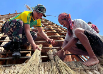Satgas Pamtas Perkuat Pelestarian Budaya Lewat Karya Bakti Rumah Adat di Belu