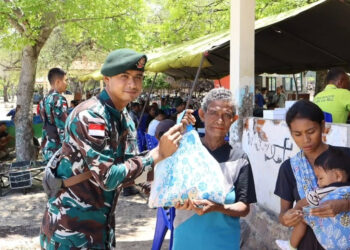 HUT Armed ke-80, Satgas Pamtas Gelar Pengobatan Massal dan Bagikan Sembako di Kenebibi