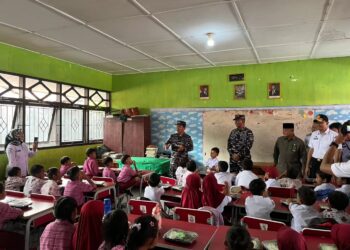 Kodaeral VI Gelar Baksos dan MBG di Pulau Lae-Lae, Semarakkan Hari Armada RI Tahun 2025
