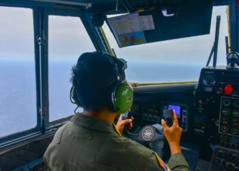 Pesud Casa 212 TNI AL Terlibat Pencarian Kapal Tenggelam di Laut Bawean