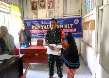 Babinsa Koramil 13/AN Dampingi Pembagian BLT-DD Tahap III di Desa N-2