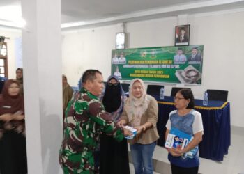 Giat Jum’at Berkah, Koramil 07/Pauh Kambar Bagikan Nasi Kotak Gratis Masyarakat Yang Terkena Dampak Banjir