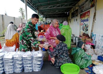 Giat Jum’at Berkah, Koramil 07/Pauh Kambar Bagikan Nasi Kotak Gratis Masyarakat Yang Terkena Dampak Banjir